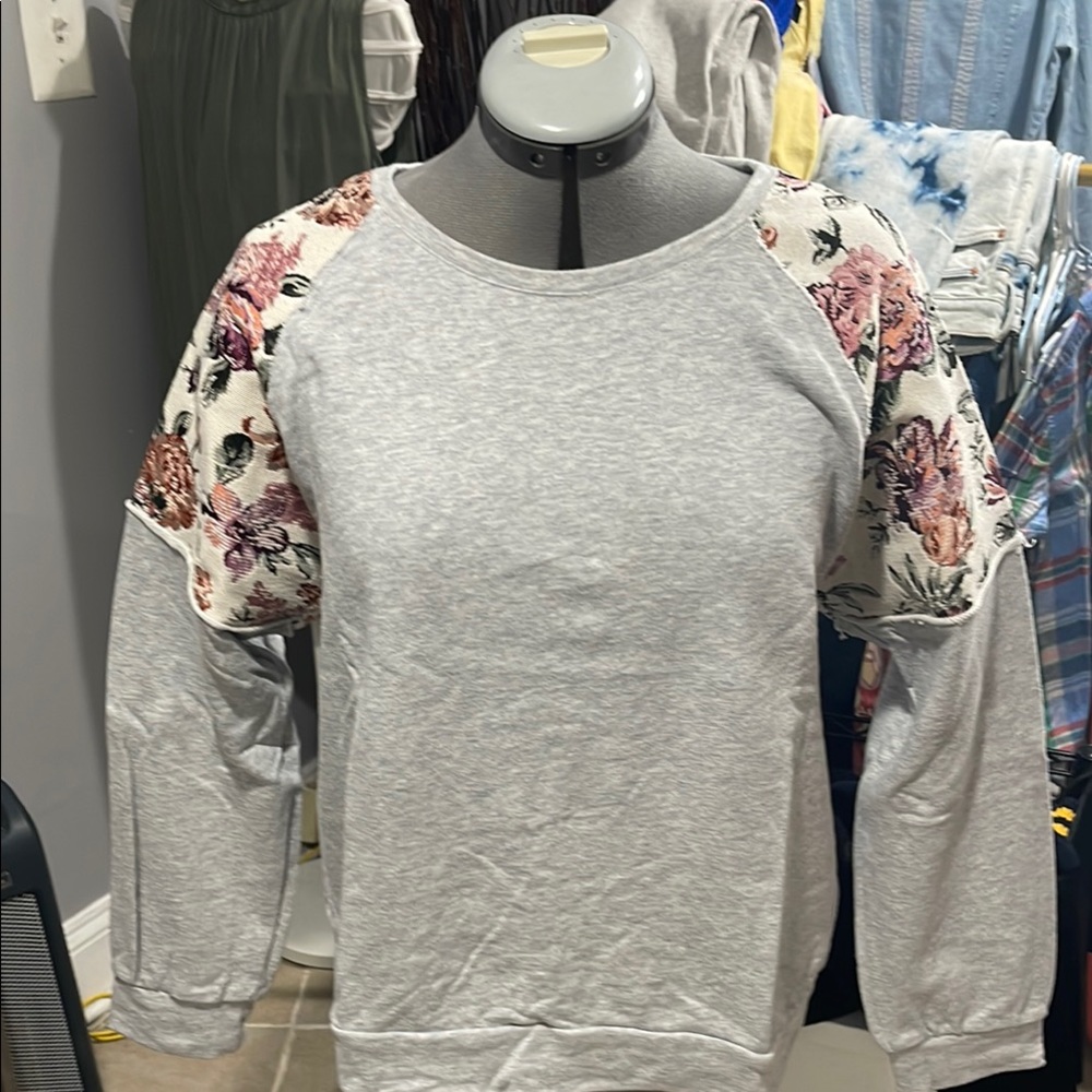 Vince Camuto Floral Sleeve Gray Sweatshirt, Sz. Lrg; EUC